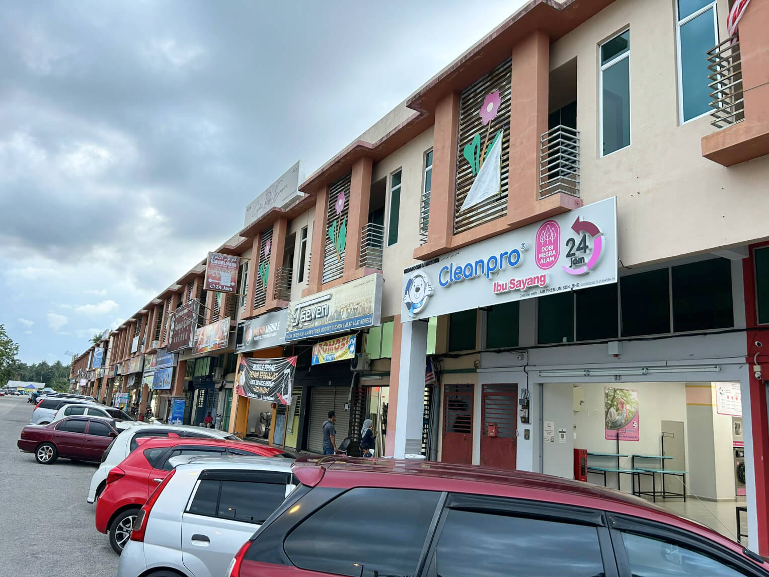 Cleanpro Ibu Sayang Kempadang Aman customers parked their cars in the front of the outlet