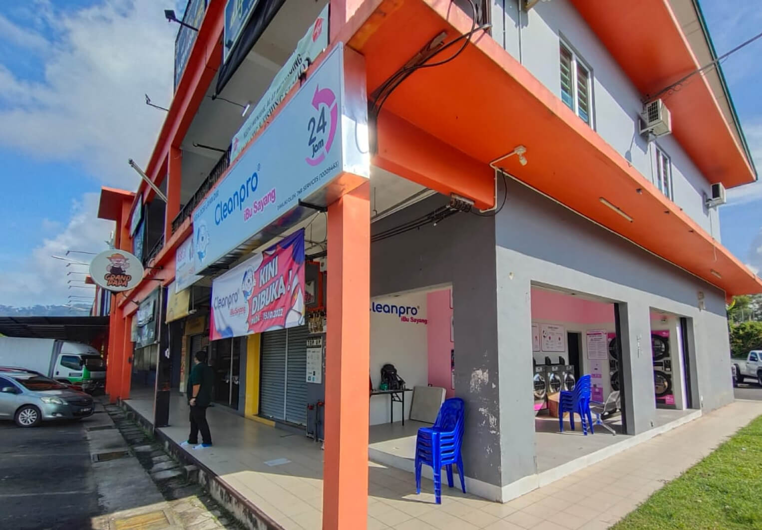 Cleanpro Ibu Sayang Tawau customers parked their cars in the front of the outlet