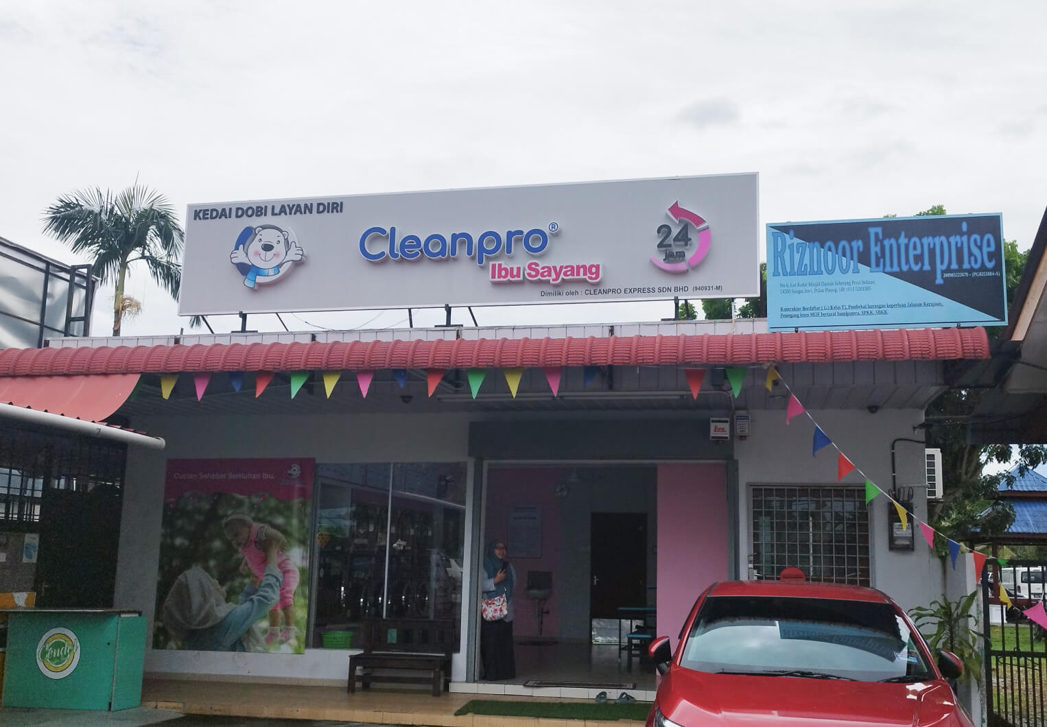 Cleanpro Ibu Masjid Seberang Perai Selatan customers parked their cars outside the dobi store